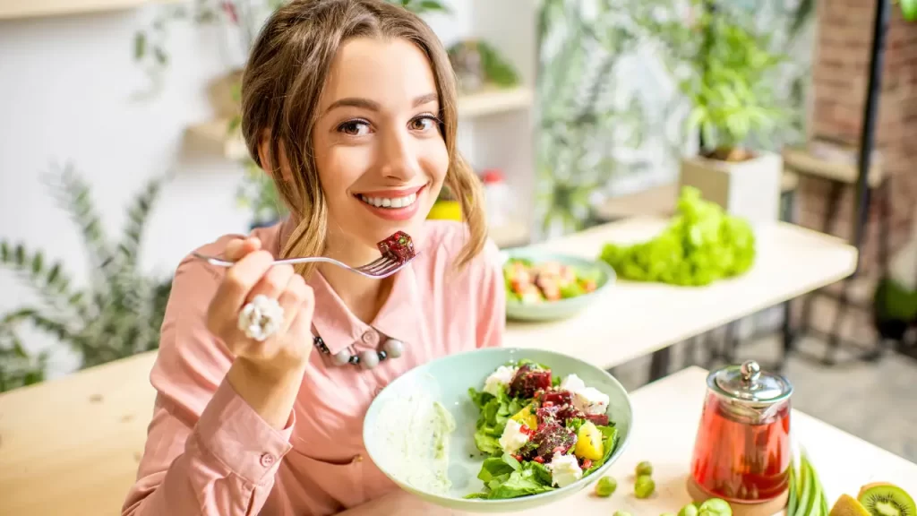 moça com uma refeição saudável cultivando a alimentação consciente
