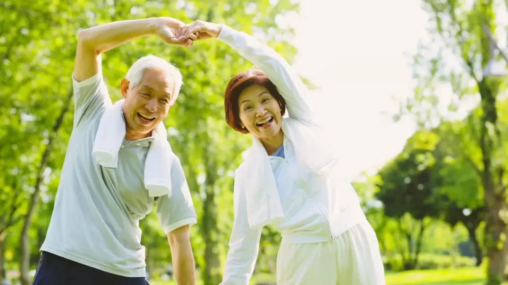 casal feliz mostrando como elevar a vibração energética