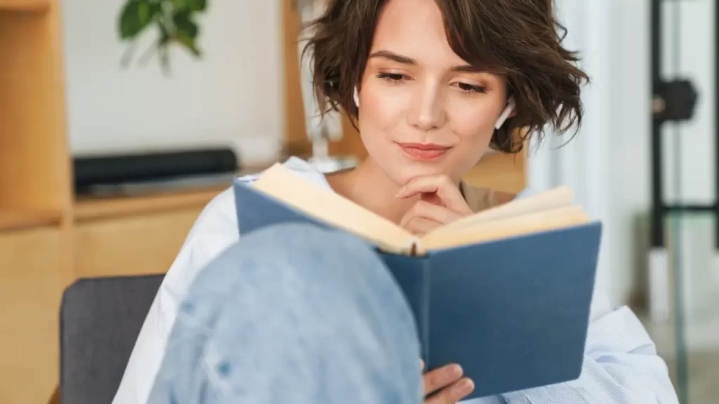mulher lendo livro para elevar a vibração energética