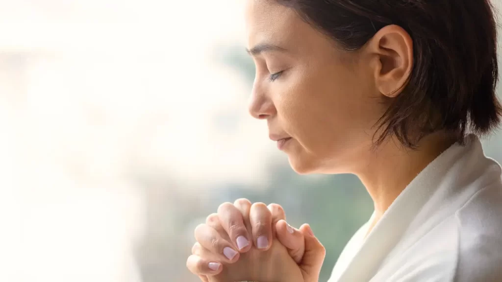 mulher em oração pela paz e harmonia na família